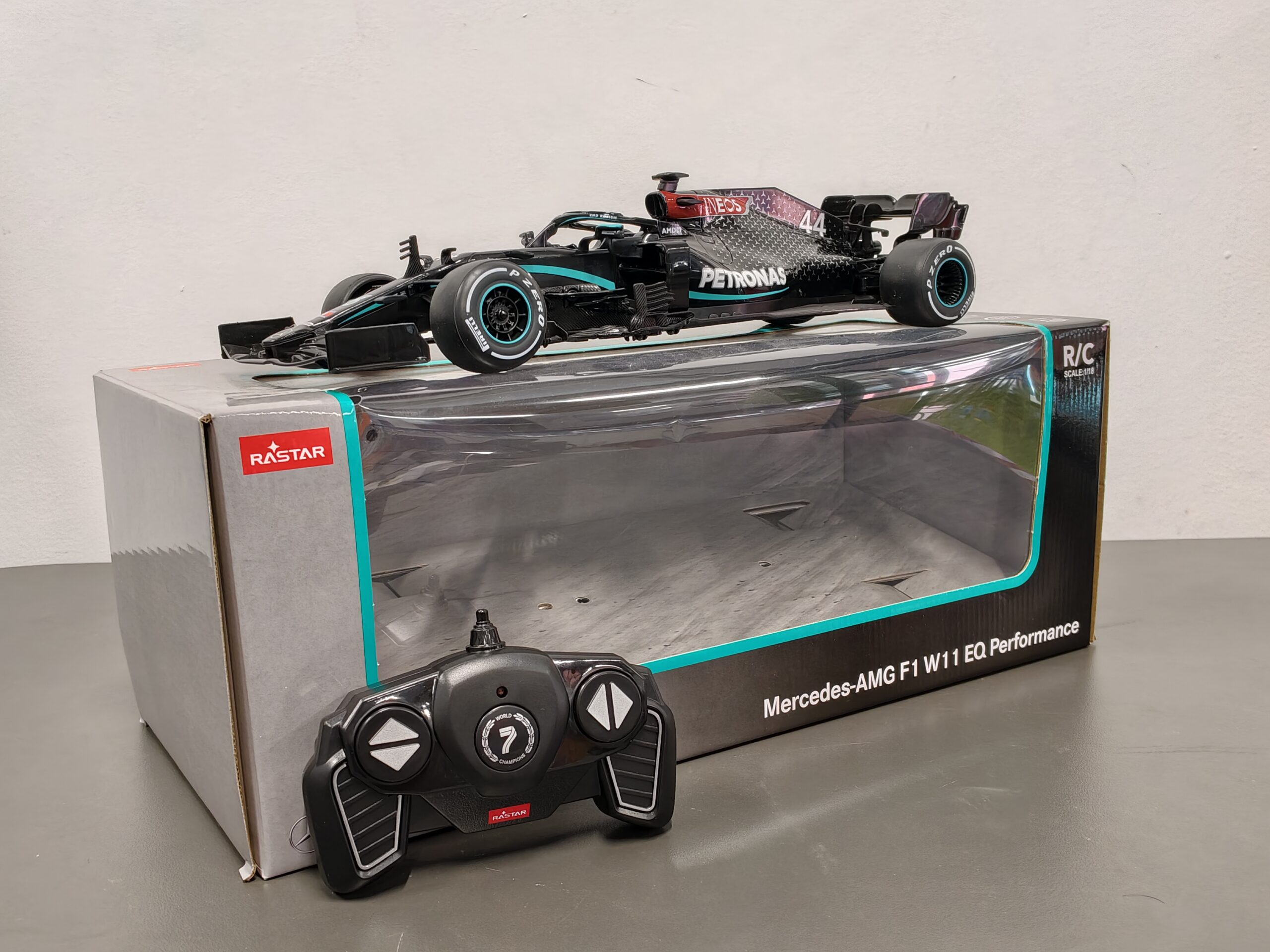 Rastar Mercedes-AMG F1 W11 EQ Performance RC Car 1:18 Rastar Mercedes-AMG F1 W11 EQ Performance RC Car 1:18 - Image 4