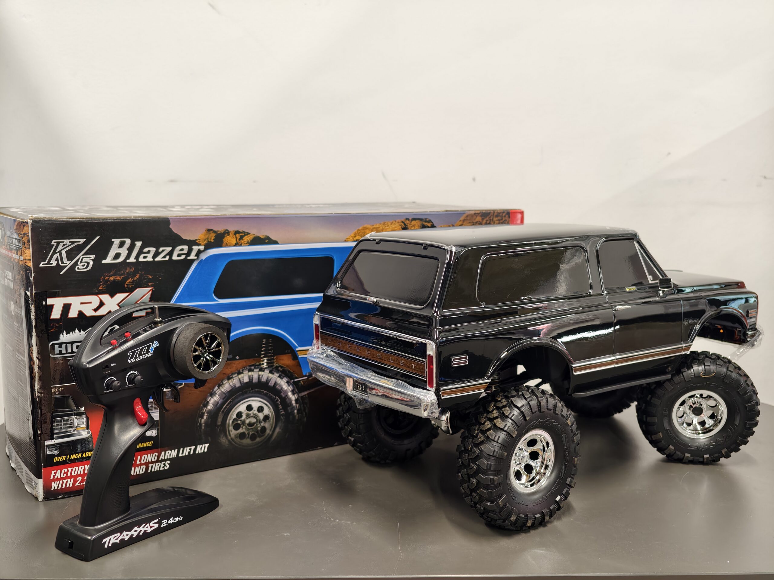 Traxxas TRX-4 1972 Chevrolet K5 Blazer High Trail Edition 1:10 4WD RTR – BLACK Traxxas TRX-4 1972 Chevrolet K5 Blazer High Trail Edition 1:10 4WD RTR – BLACK - Image 2