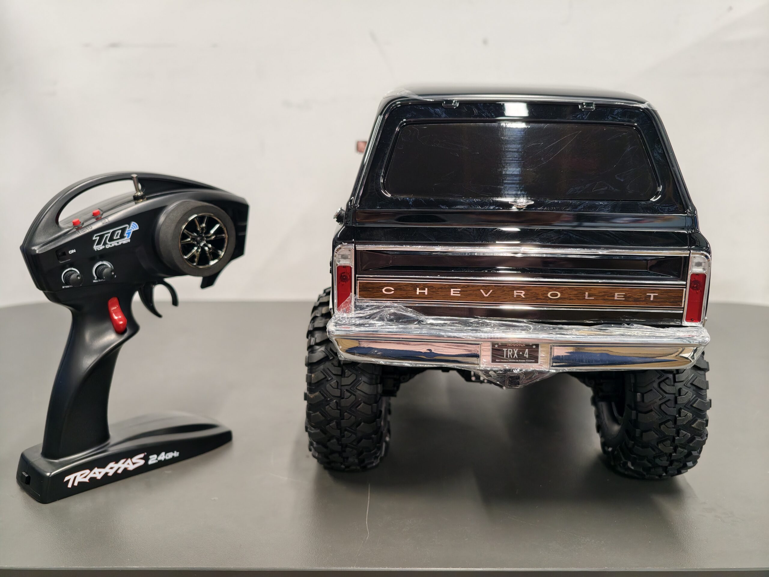 Traxxas TRX-4 1972 Chevrolet K5 Blazer High Trail Edition 1:10 4WD RTR – BLACK Traxxas TRX-4 1972 Chevrolet K5 Blazer High Trail Edition 1:10 4WD RTR – BLACK - Image 3