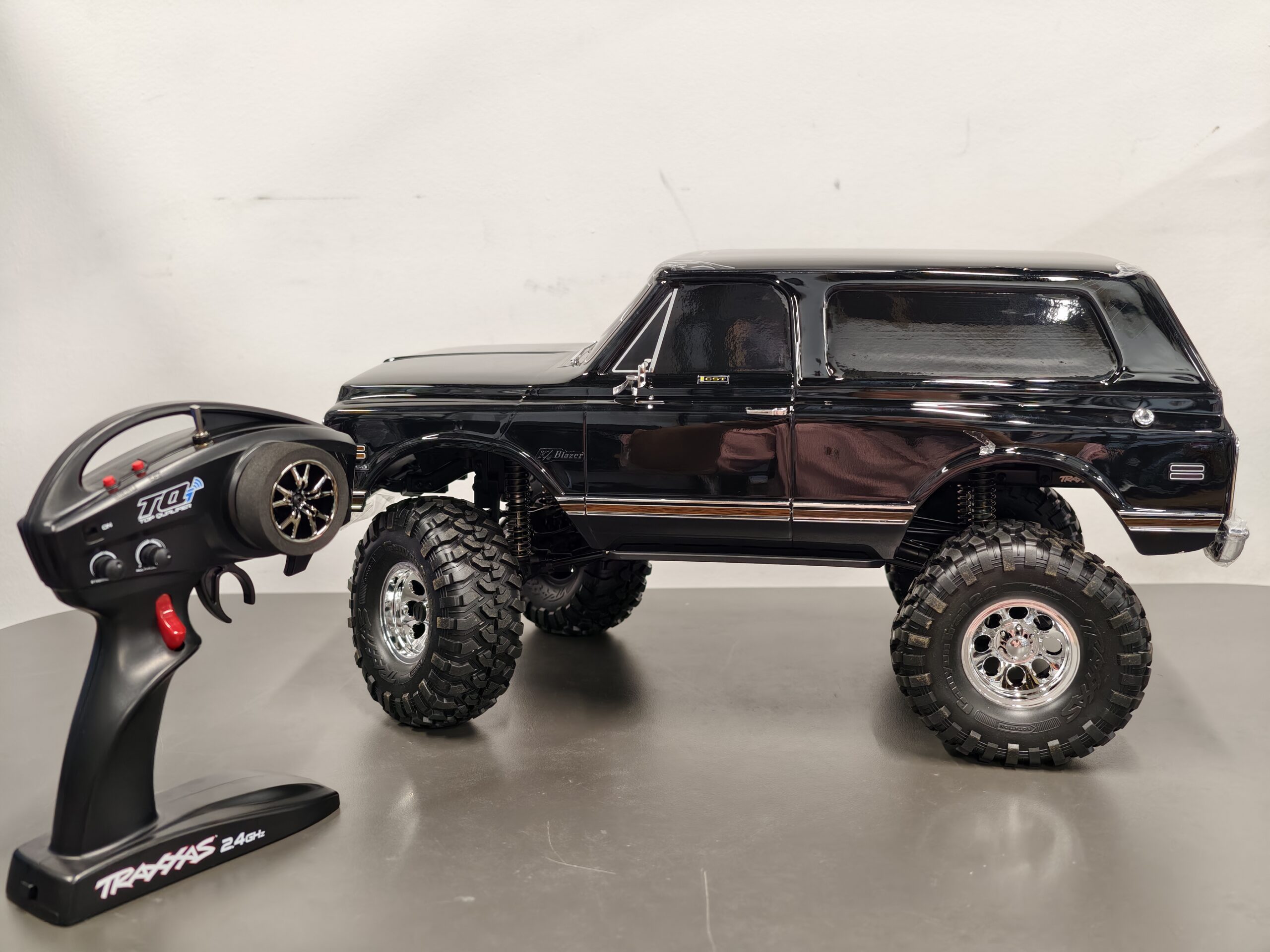 Traxxas TRX-4 1972 Chevrolet K5 Blazer High Trail Edition 1:10 4WD RTR – BLACK Traxxas TRX-4 1972 Chevrolet K5 Blazer High Trail Edition 1:10 4WD RTR – BLACK - Image 4