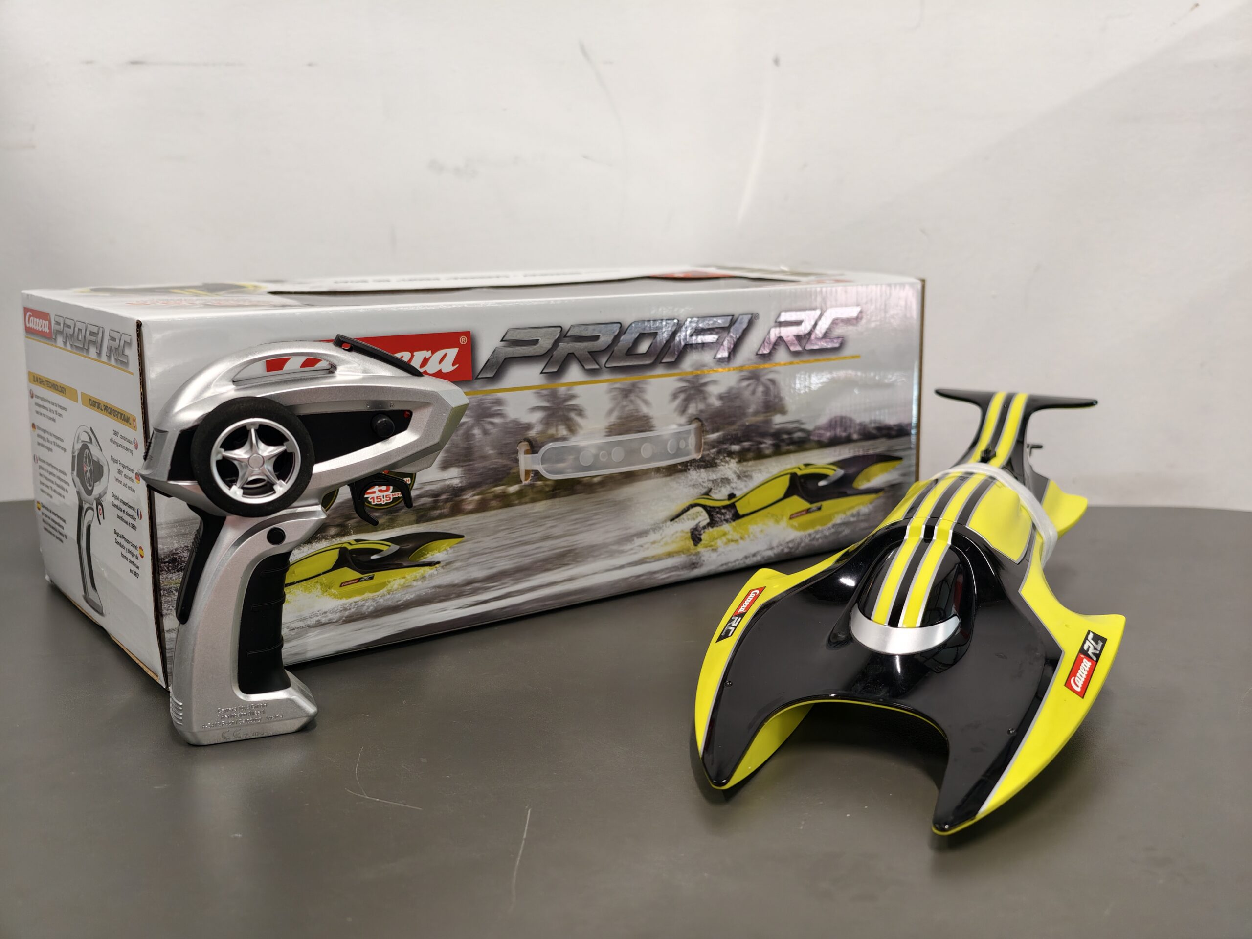 Carrera RC 2.4GHz Speedray - RC Boat Carrera RC 2.4GHz Speedray - RC Boat