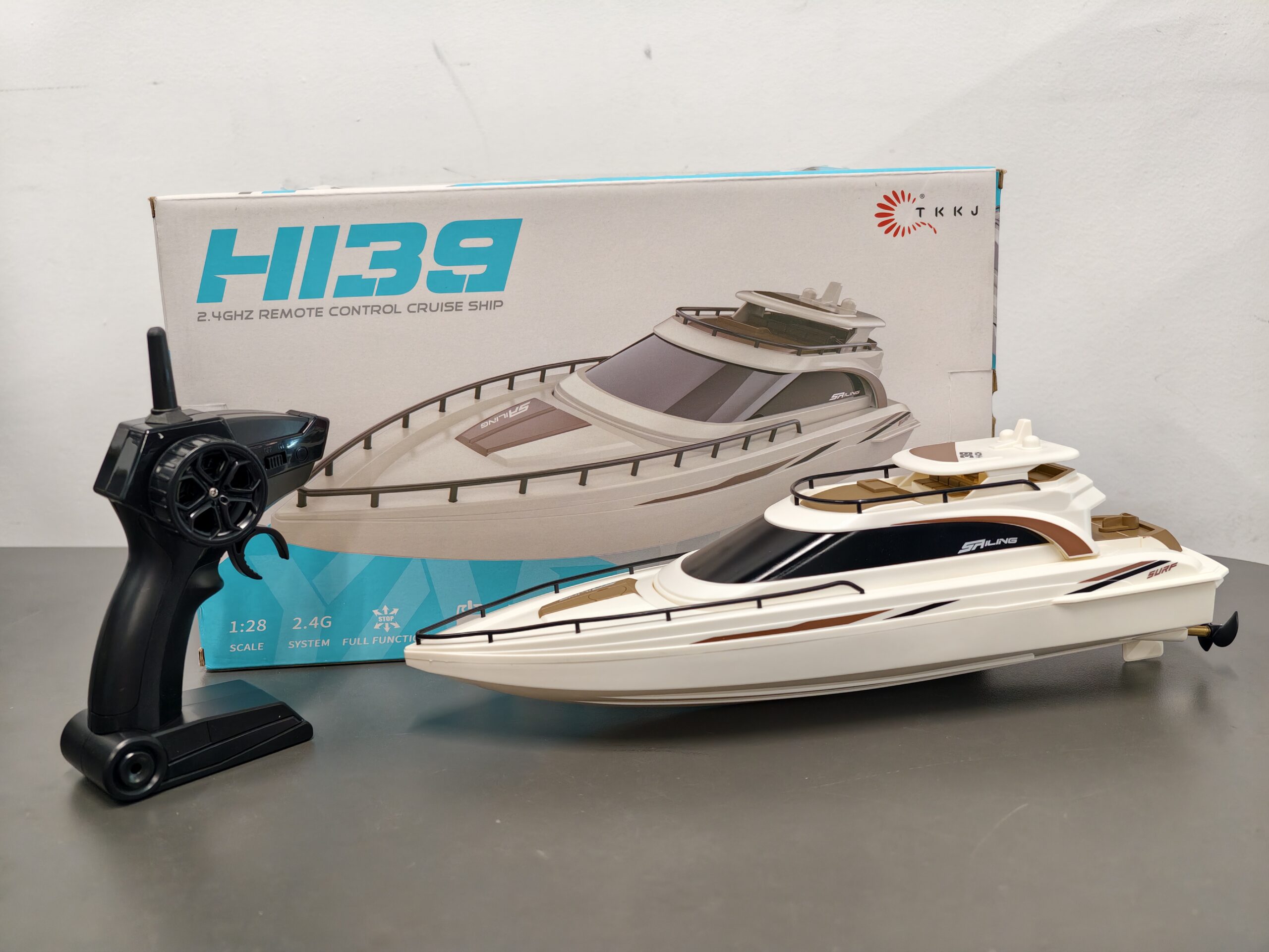TKKJ H139 2.4GHz Remote Control Cruise Ship 1:28 Scale Luxury Yacht RC Boat TKKJ H139 2.4GHz Remote Control Cruise Ship 1:28 Scale Luxury Yacht RC Boat - Image 3