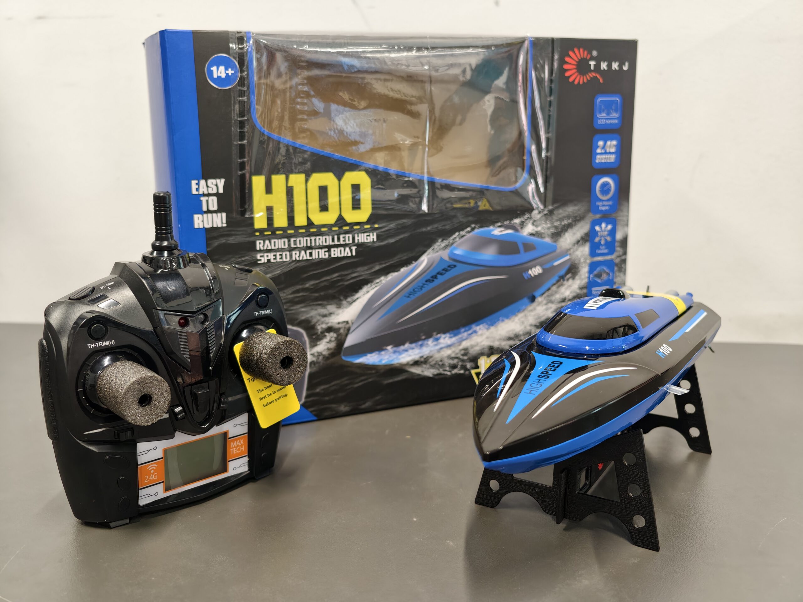 Radio controlled high speed racing boat 1:36 Radio controlled high speed racing boat 1:36