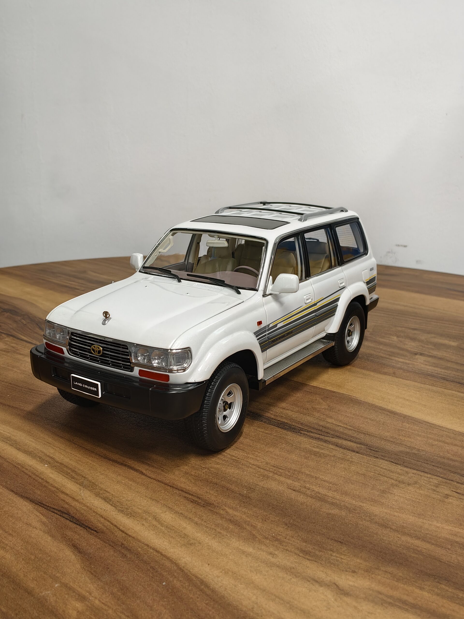 Toyota Land Cruiser Model Kengfai White Scale 1/18 Toyota Land Cruiser Model Kengfai White Scale 1/18