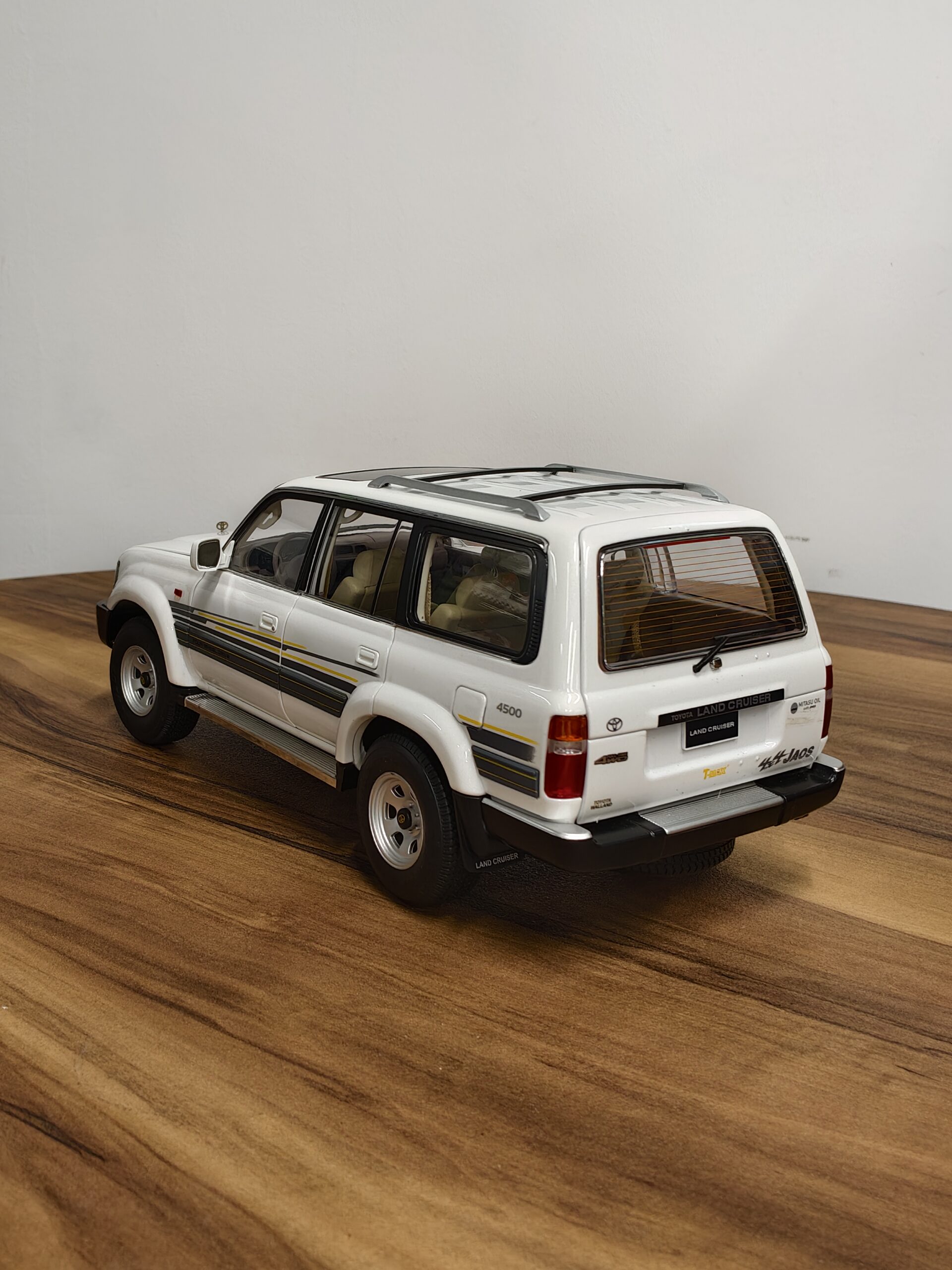 Toyota Land Cruiser Model Kengfai White Scale 1/18 Toyota Land Cruiser Model Kengfai White Scale 1/18 - Image 2