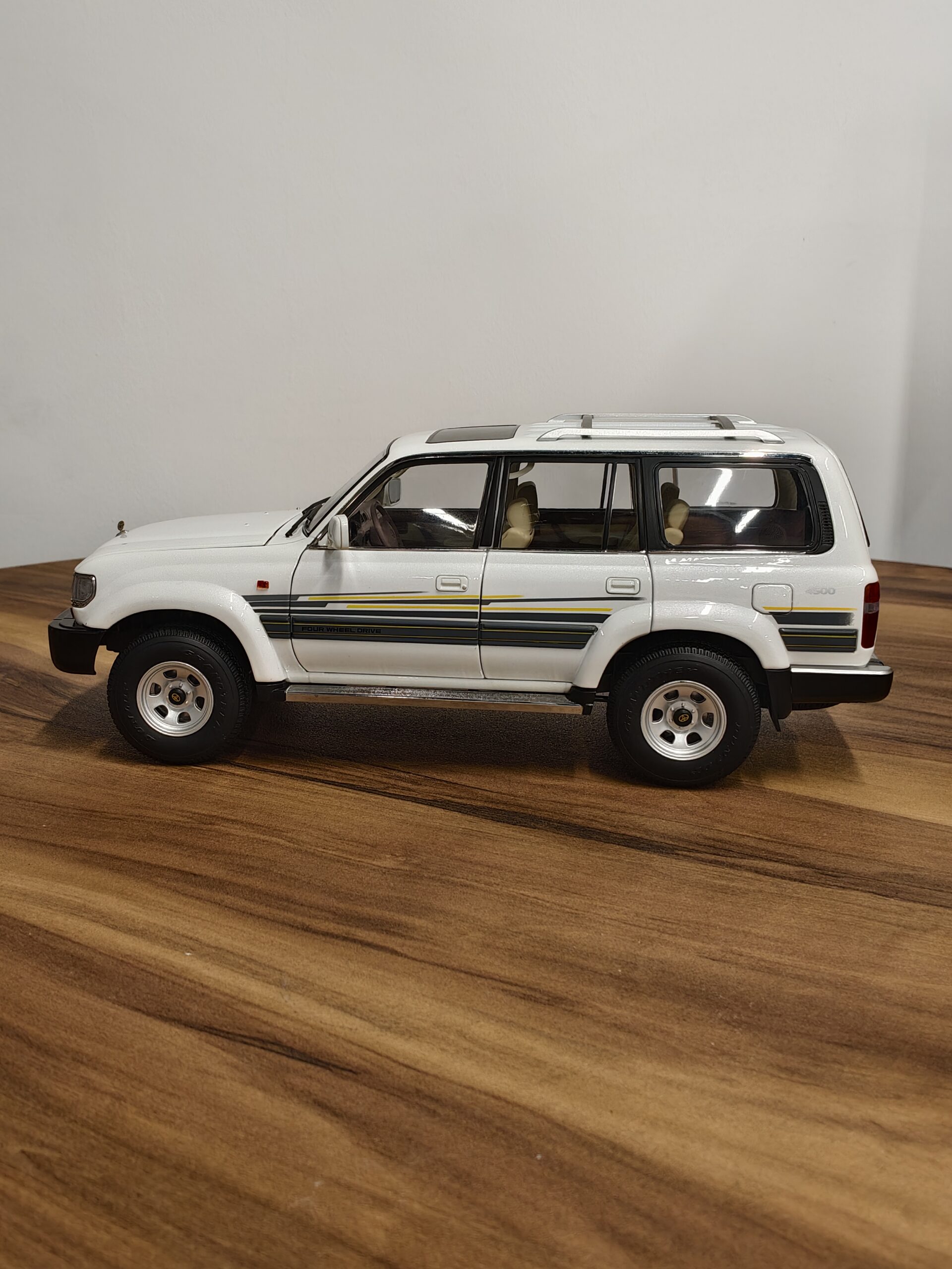 Toyota Land Cruiser Model Kengfai White Scale 1/18 Toyota Land Cruiser Model Kengfai White Scale 1/18 - Image 3
