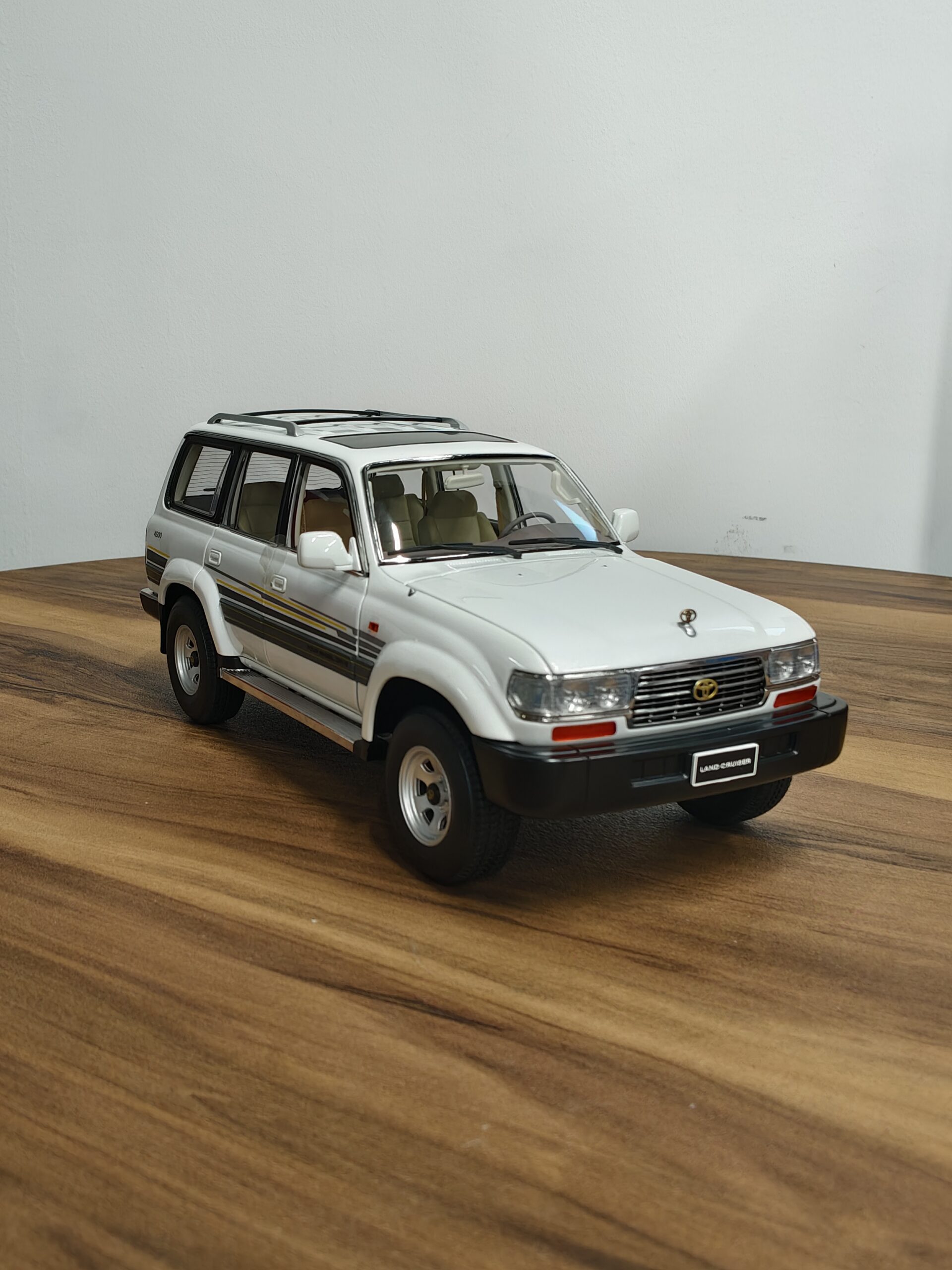 Toyota Land Cruiser Model Kengfai White Scale 1/18 Toyota Land Cruiser Model Kengfai White Scale 1/18 - Image 4