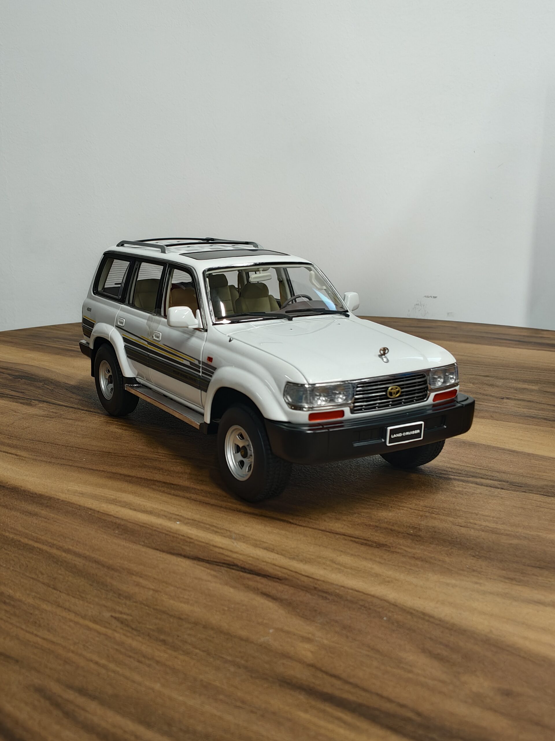 Toyota Land Cruiser Model Kengfai White Scale 1/18 Toyota Land Cruiser Model Kengfai White Scale 1/18 - Image 5