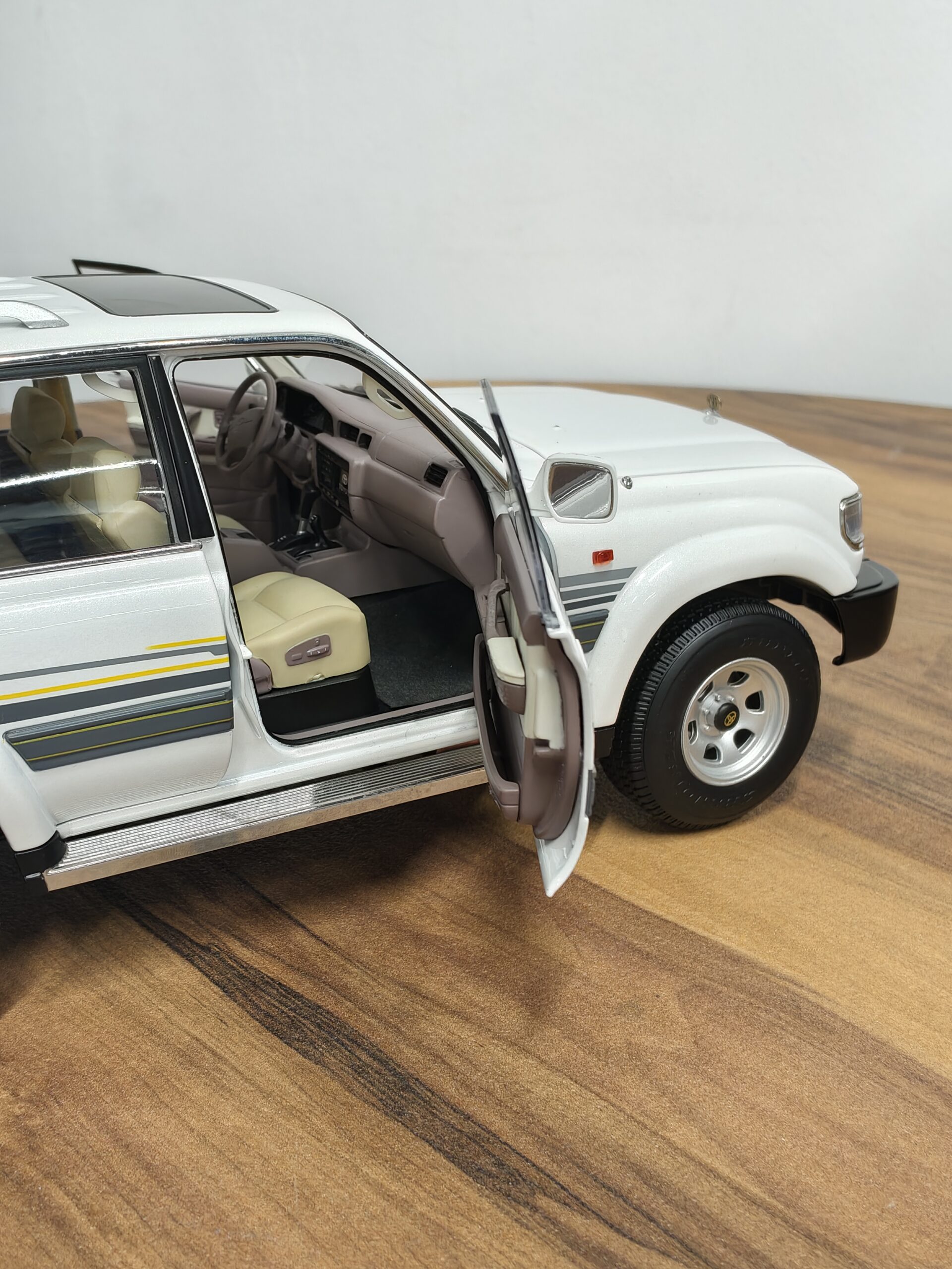 Toyota Land Cruiser Model Kengfai White Scale 1/18 Toyota Land Cruiser Model Kengfai White Scale 1/18 - Image 6