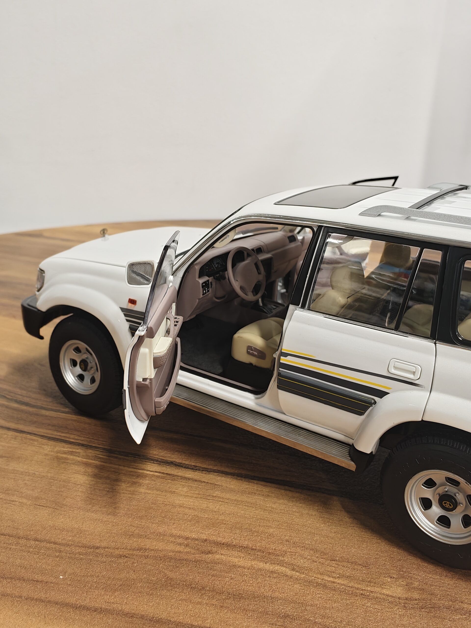 Toyota Land Cruiser Model Kengfai White Scale 1/18 Toyota Land Cruiser Model Kengfai White Scale 1/18 - Image 7