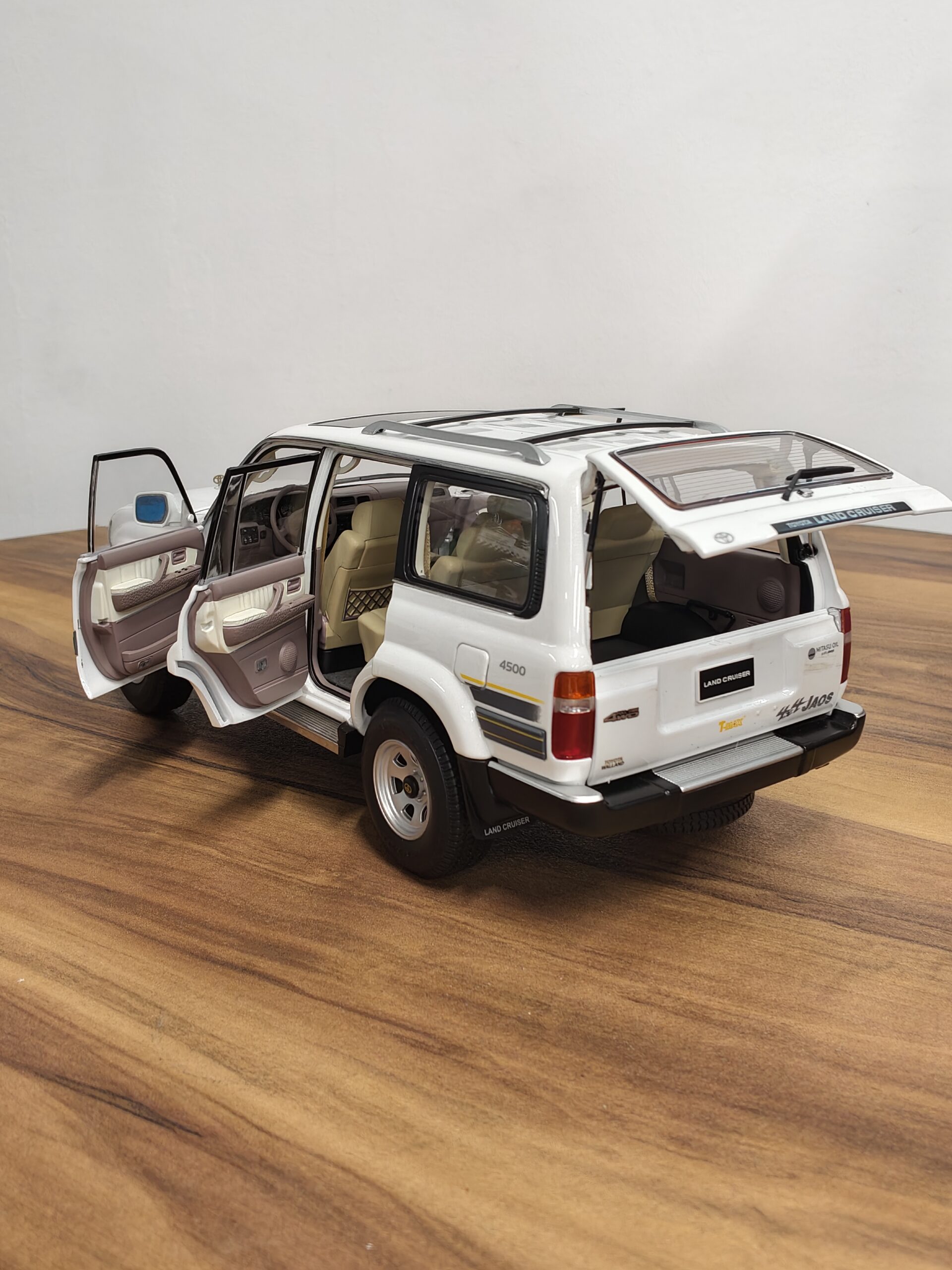 Toyota Land Cruiser Model Kengfai White Scale 1/18 Toyota Land Cruiser Model Kengfai White Scale 1/18 - Image 8