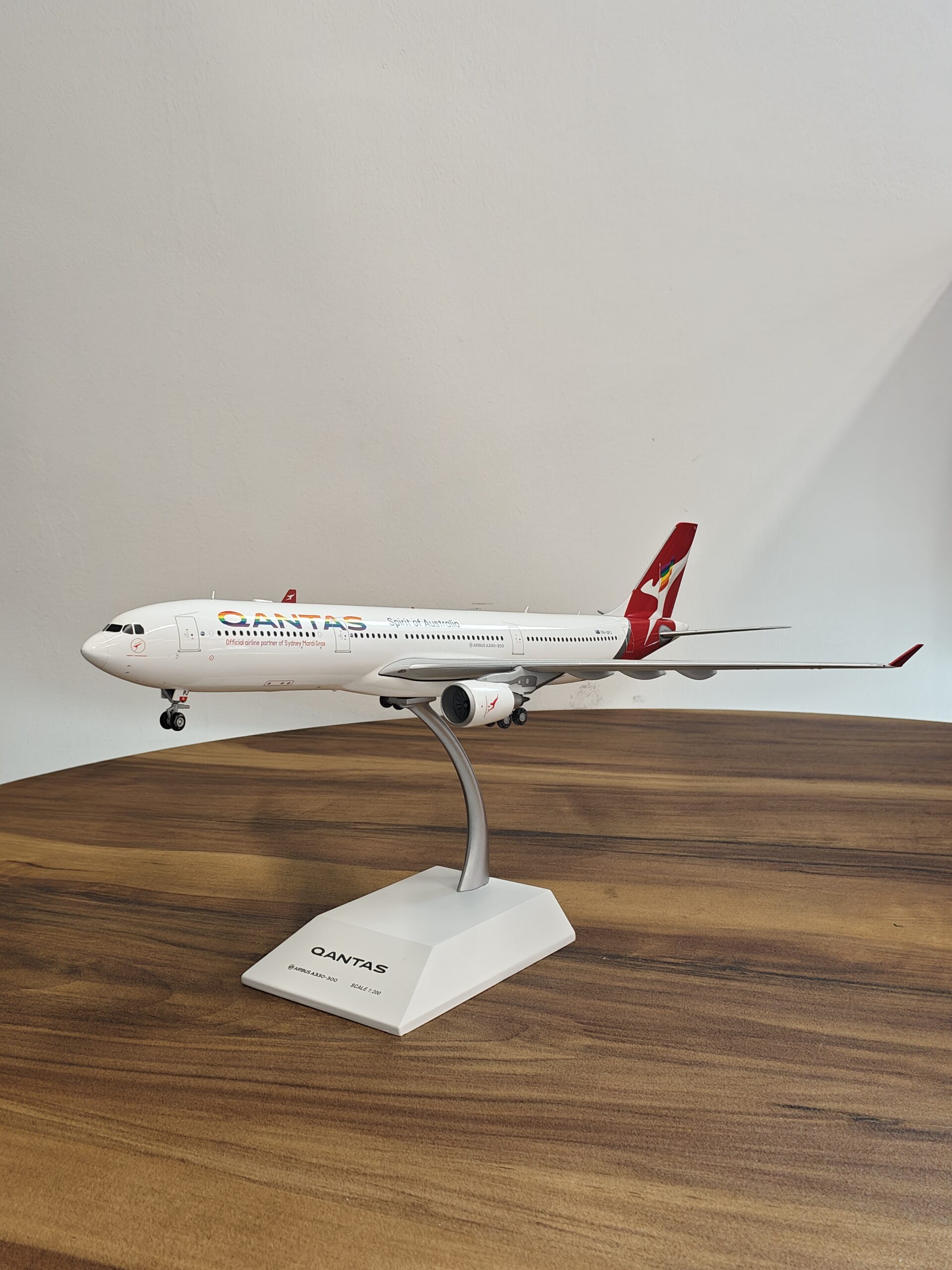 Airbus A330-300 Qantas Spirit of Australia 1/200 Airbus A330-300 Qantas Spirit of Australia 1/200